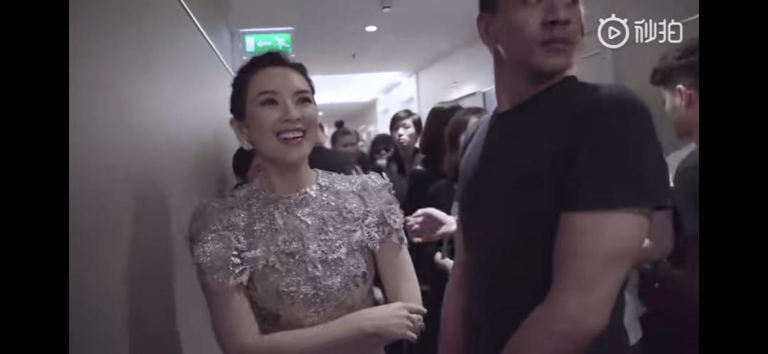 章子怡发vlog黏人汪上线关心衣服透不透遇到胡歌送上祝福