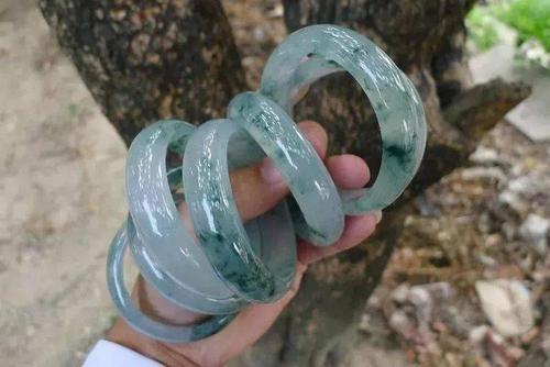 6万块拿下的木那全赌料,切出18条冰糯飘花手镯!