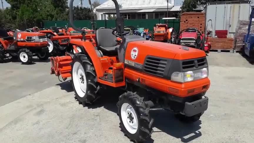 新款久保田四驱拖拉机到店搭配拖拽式旋耕刀犁地很轻松