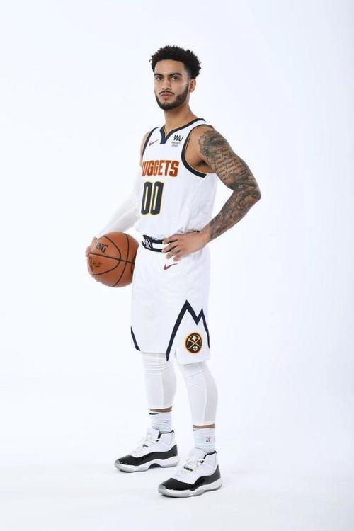 掘金队拍摄定妆照约基奇搞怪逗笑众人穆雷变成铁憨憨