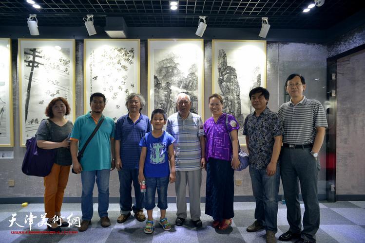 焦俊华,刘向东,韩丽英,林晓明,路洪明,闫勇,焦小红在画展现场.