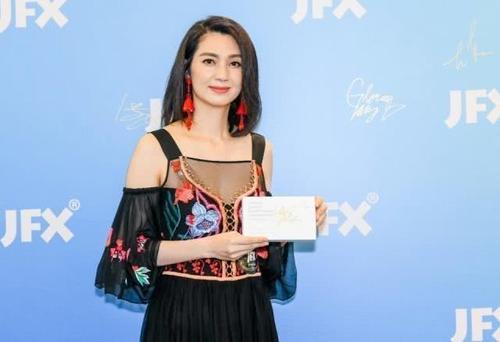 48岁洪欣风波后高调现身,剪款短发显小20岁不止,美回