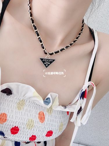 prada 三角形项链皮链条 漏出锁骨绝绝子!