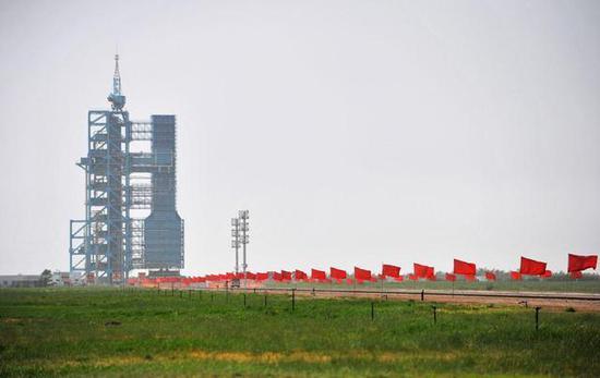 而中国酒泉卫星发射基地地理坐标为:北纬40°58′00,34