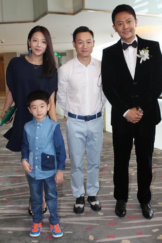 印小天北京再办婚礼 娇妻穿宽松婚纱难掩孕肚