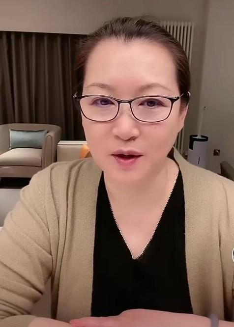 赵本山女儿要植发,妈妈马丽娟在线喊话老公:快管管你闺女?
