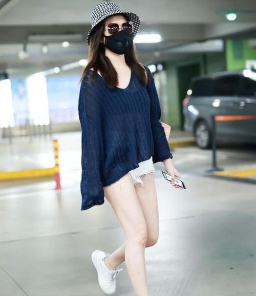 陈妍希机场街拍引人注目白色短裤减龄又时尚难怪陈晓宠爱不已