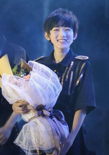 宋亚轩壁纸丨不管别的流言蜚语做你自己就好