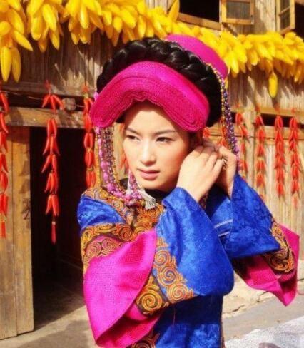 彝族第一美女玛嘿阿依选美大赛上惊艳众人