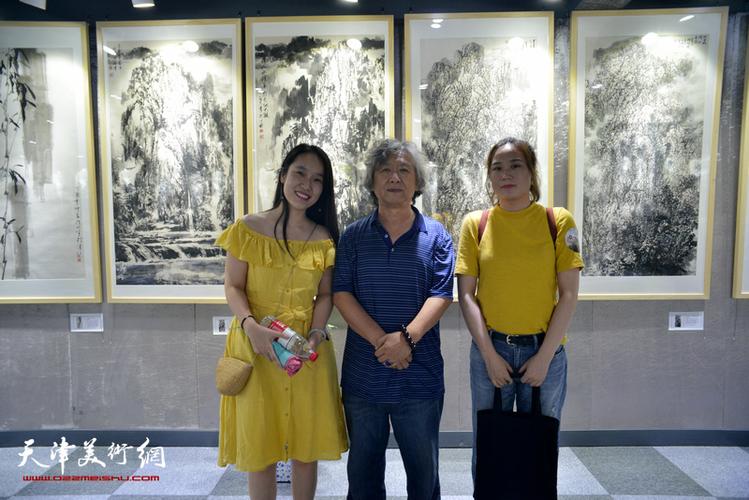 刘向东在画展现场.