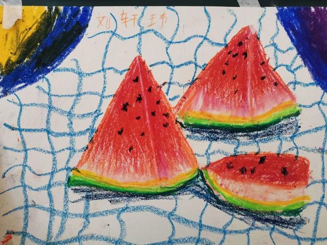 今天的课程是油画棒画静物,让孩子们了解色彩的明暗对比,物体的光照