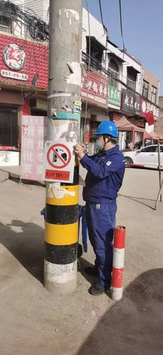 悬挂"禁止合闸,线路有人工作"杯示牌