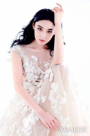 张馨予晒个人唯美写真 穿镂空蕾丝裙性感美艳(图)