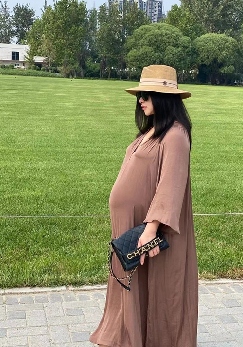 朱珠陪老公骑马超大孕肚像怀双胞胎幸福吐槽翻身都需要勇气