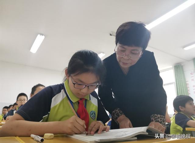 三尺讲台四十载 高级教师郭新梅努力做到教学生6年 想学生16年 看学生