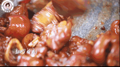 用筷子戳入猪蹄,能戳穿猪皮就差不多了,加入适量盐调味,转大火收干