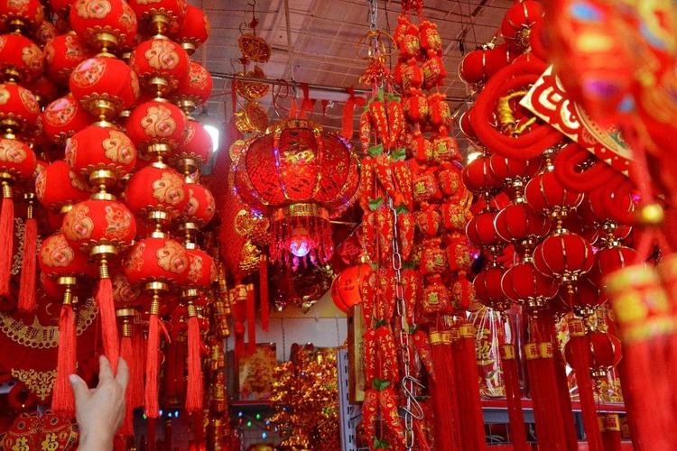 阿vo们此起彼伏的讲价声,又为这喜庆的场面增加了一份热闹的气息