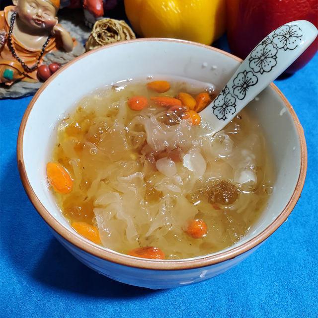 原料:桃胶羹,银耳,杞子,冰糖. 做法步骤