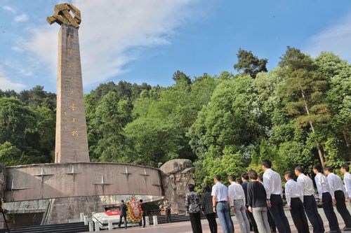 谢坚钢率杨浦代表团抵达遵义,瞻仰红军烈士陵园,参观遵义会议会址,并