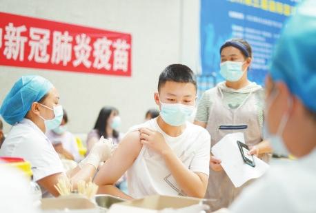 和现场保障人员等措施,确保12至17岁人群新冠疫苗接种工作顺利进行