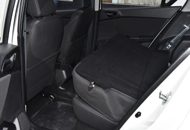 空间:宝骏310后排座椅支持4/6独立翻折,纯平放倒后可将后备箱空间扩容