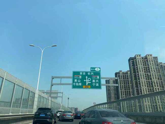 堵在采访路上的小记播报:杭长高速往良渚瓶窑方向,现在大面积堵车