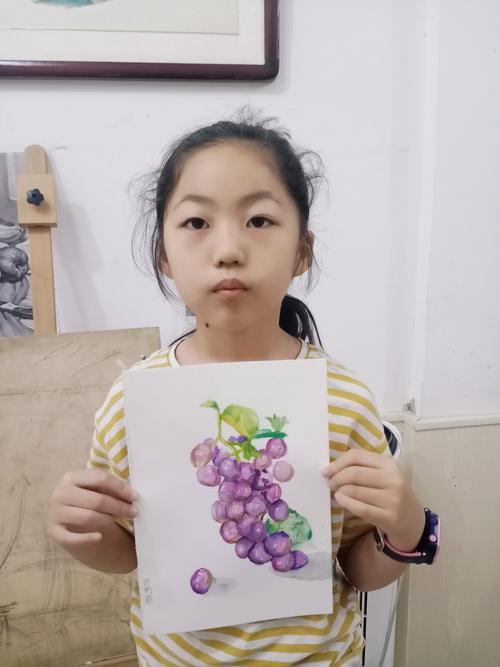 田同学是这节课刚来的新同学,她画的是一串葡萄,晶莹剔透的颜色非常