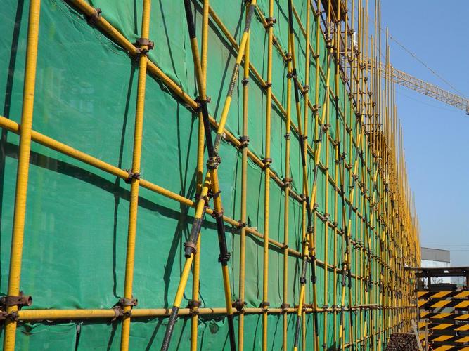 5,安全防护设施 脚手架中各层均应设置护栏和挡脚板.