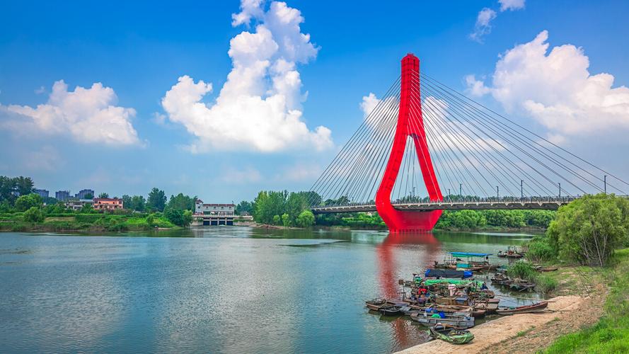 晴朗天空下的过河三桥皖涡阳