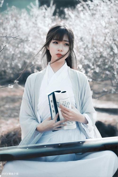 飞絮飞花何处是,层冰积雪摧残,疏疏一树五更寒.