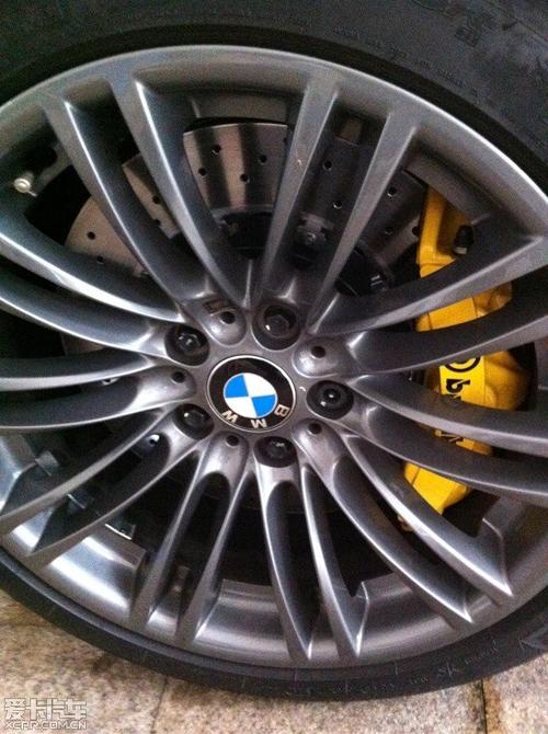 > 惊喜!宝马m3原厂18寸轮毂可以装下brembo前6后4的刹车