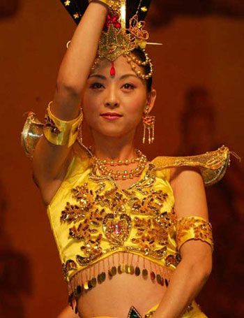 邰丽华:舞在无声世界的千手观音这是2005年春节晚会中最出彩的一个