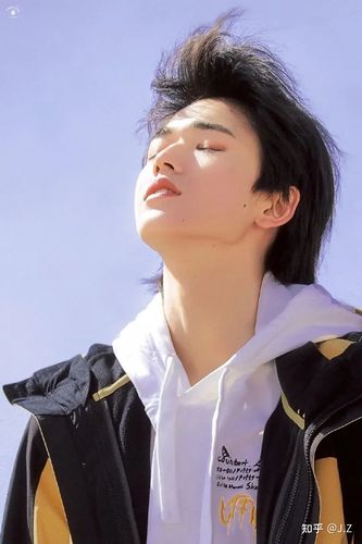 有没有宋亚轩的帅照,最好是没刘海没水印超a的那种,越