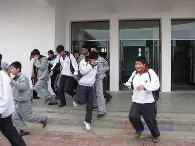 海拉尔第一职业学校校服是什么样的?