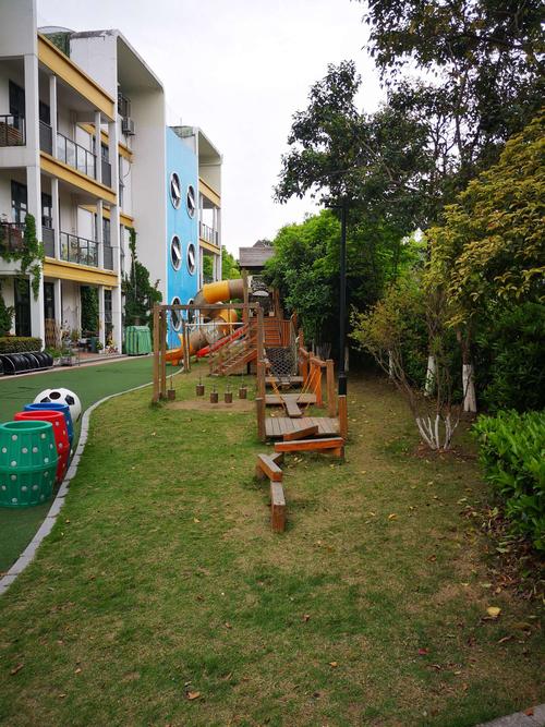 小竹林以及搭建了花廊,创造出了"自然,生态,童趣"的户外环境