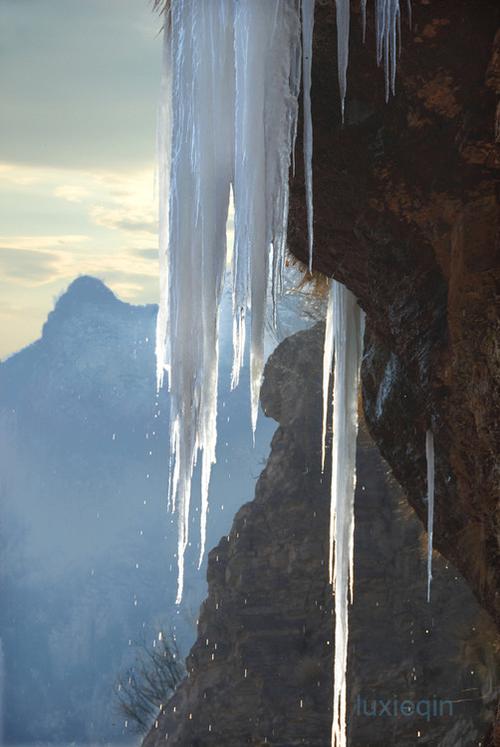 已是悬崖百丈冰