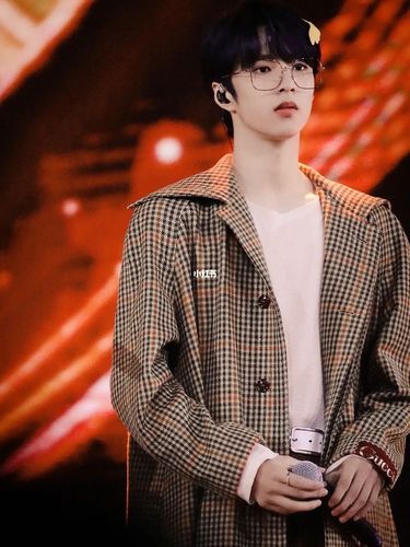 刘耀文舞台图_刘耀文_夕阳_娱乐_明星娱乐资讯