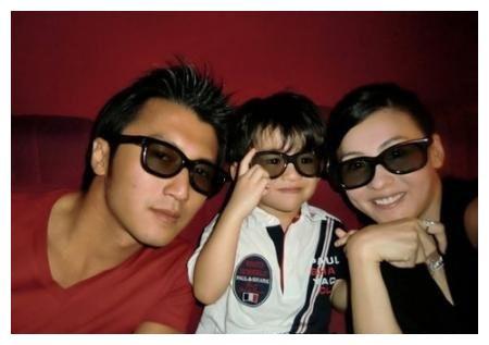 张柏芝三胎儿子正脸曝光,混血感消失撞脸谢霆锋,网友