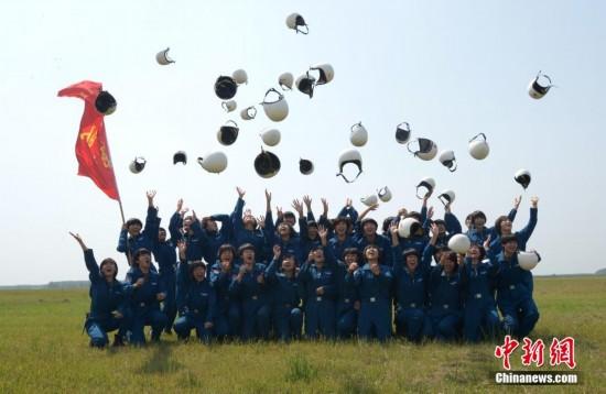 中国空军第十批歼击机女飞行学员完成首次跳伞