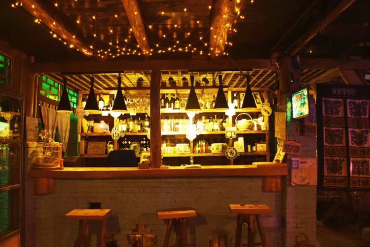 这是一个唱着民谣的小酒馆,在这里不自觉的身心放松,尽情享受着当地的