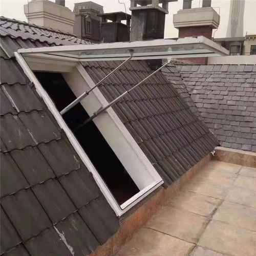 从材料上讲,需瓦,砖,混凝土,钢筋,窗等多种材料,从而斜屋顶天窗与窗的