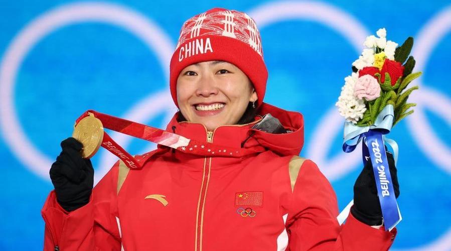 中国代表团20日宣布高亭宇徐梦桃当选北京冬奥会闭幕式旗手