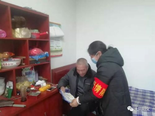 广灵县南村村妇联主席仝翠平去村民王景银家,做新型冠状病毒感染的
