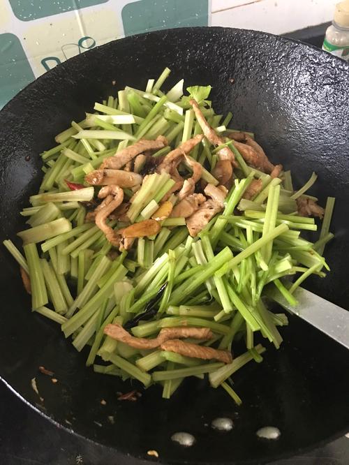 芹菜炒肉
