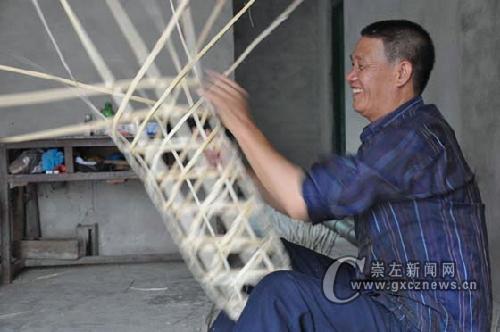 盲人老汉巧手编织新生活