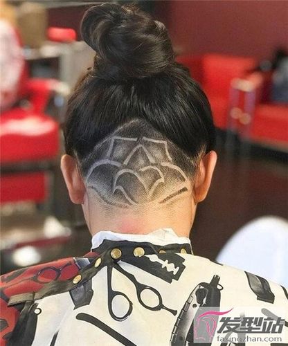 相比于其他发型来说,头发上雕刻个花朵,更添清新梦幻,不会那么的沉闷.