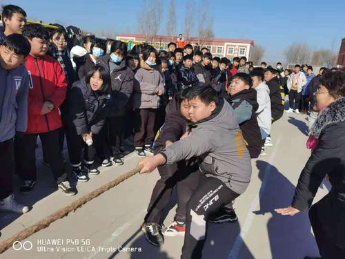 凝聚力量 " 绳"采飞扬 一一广宗县第五中学举行"迎元旦"拔河比赛