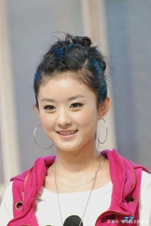 今天扒到一条黑姐姐的视频,说赵丽颖出道时和现在容貌变化较大,是