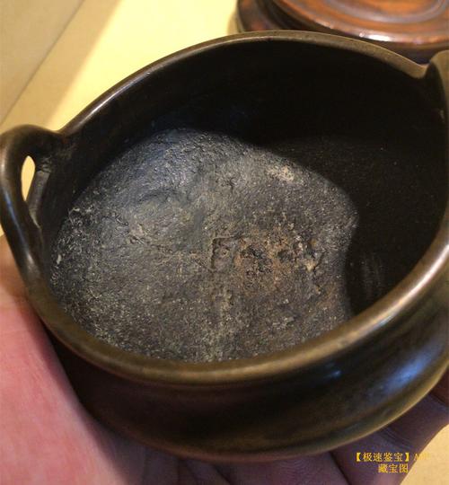 这个铜炉是宣德炉中典型的炉形——冲天耳炉,从整体构造,内膛的铸造