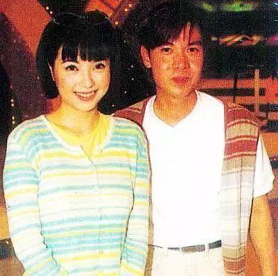 她的第一任男友叫梁荣忠,是个主持人,不过两人的恋情没维持多久就收场